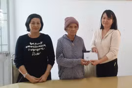 Cụ bà 79 tuổi ủng hộ 10 triệu đồng hỗ trợ đồng bào vùng bão lũ