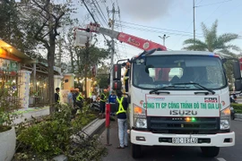 "Chiến sĩ áo xanh" Tây Gia Lai hỗ trợ khắc phục hậu quả bão tại Quy Nhơn.