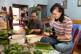 Giữ hương vị truyền thống qua nghề làm bánh ú