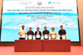 Đại diện Công ty CP Becamex Bình Định (đứng thứ 3 từ trái qua) cùng với một số DN Trung Quốc ký kết ghi nhớ hợp tác đầu tư vào KCN Becamex VSIP Bình Định. Ảnh: T.SỸ