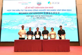 Đại diện Công ty CP Becamex Bình Định (đứng thứ 3 từ trái qua) cùng với một số DN Trung Quốc ký kết ghi nhớ hợp tác đầu tư vào KCN Becamex VSIP Bình Định. Ảnh: T.SỸ