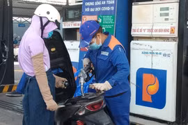 Khách hàng mua xăng tại Cửa hàng số 4 của Công ty TNHH một thành viên Petrolimex Gia Lai trên đường Tây Sơn, phường Quy Nhơn Nam. Ảnh: Tiến Sỹ