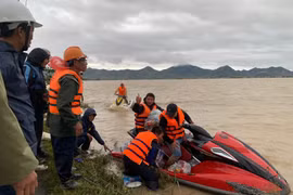 Tỉnh Gia Lai huy động lực lượng cứu trợ lương thực, nước uống cho người dân đang bị nước lũ cô lập. Ảnh: Hải Yến