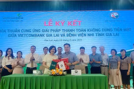 Vietcombank Gia Lai ký kết thỏa thuận cung ứng giải pháp không dùng tiền mặt với Bệnh viện Nhi tỉnh 