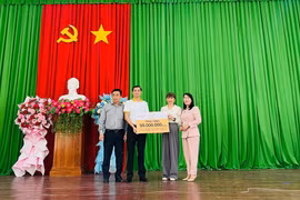 Bac A Bank Chi nhánh Bình Định trao biểu trưng hỗ trợ cho đại diện lãnh đạo phường Quy Nhơn Nam. Ảnh: ĐVCC