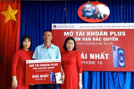 Một khách hàng trúng chiếc iPhone 16 của Agribank