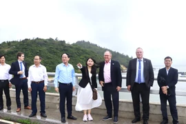 Chủ tịch UBND tỉnh Phạm Anh Tuấn và đoàn công tác của Tập đoàn PNE khảo sát thực tế địa bàn dự kiến triển khai Dự án điện gió Hòn Trâu. Ảnh: Tiến Sỹ