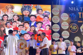 Đại diện Hội CTĐ tỉnh Gia Lai và Nhóm Lâm Hiệu trao học bổng cho học sinh hiếu học - ÁNH HỒNG 