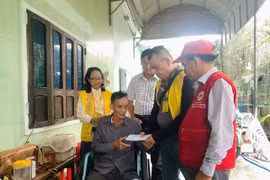 Thăm, tặng quà thương binh hạng 1/4