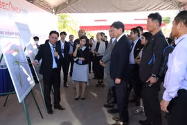 Các nhà đầu tư nước ngoài đến khảo sát, xúc tiến đầu tư các dự án tại Khu công nghiệp Becamex VSIP Bình Định. Ảnh: T.SỸ