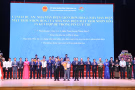 Các đồng chí lãnh đạo tỉnh trao quyết định chấp thuận chủ trương đầu tư và giấy chứng nhận đăng ký đầu tư cho nhà đầu tư. Ảnh: Tiến Sỹ