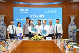 Lễ ký kết giữa BIDV Bình Định và Công ty CP Vận tải và Du lịch Lado. Ảnh: T.SỸ