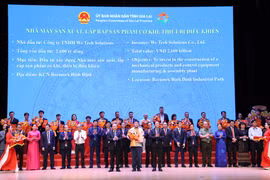 Lãnh đạo tỉnh trao quyết định chấp thuận chủ trương đầu tư và giấy chứng nhận đăng ký đầu tư cho nhà đầu tư. Ảnh: Tiến Sỹ