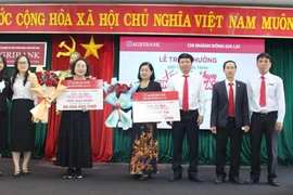 Lễ trao thưởng cho 2 khách hàng gửi tiết kiệm may mắn trúng thưởng chương trình “Xuân An Khang - Sinh nhật vàng” diễn ra tại trụ sở Agribank Chi nhánh Kbang Đông Gia Lai