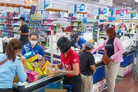 Người dân mua hàng hóa tại Siêu thị Co.opmart Quy Nhơn. Ảnh T.SỸ