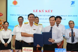 Đại diện Thuế tỉnh và VNPT Gia Lai ký thỏa thuận. Ảnh: T.SỸ