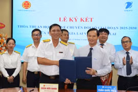 Đại diện Thuế tỉnh và VNPT Gia Lai ký thỏa thuận. Ảnh: T.SỸ