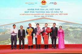 Các đồng chí lãnh đạo tỉnh đón tiếp và tặng quà lưu niệm cho các đối tác Thái Lan. Ảnh: T.SỸ