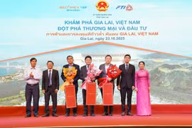 Các đồng chí lãnh đạo tỉnh đón tiếp và tặng quà lưu niệm cho các đối tác Thái Lan. Ảnh: T.SỸ