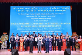 Lãnh đạo tỉnh trao chủ trương đầu tư Dự án khu nghỉ dưỡng cao cấp và siêu du thuyền tại khu vực Đề Gi- Vũng Bồi cho nhà đầu tư. Ảnh: T.SỸ