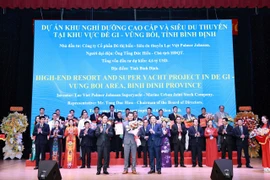 Lãnh đạo tỉnh trao chủ trương đầu tư Dự án khu nghỉ dưỡng cao cấp và siêu du thuyền tại khu vực Đề Gi- Vũng Bồi cho nhà đầu tư. Ảnh: T.SỸ