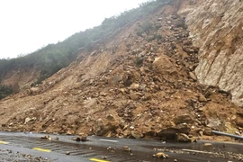 Đoạn đường từ Khu kinh tế Nhơn Hội sang xã Nhơn Hải cũ có nhiều điểm sạt lở đất đá. Ảnh: Tiến sỹ