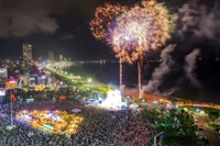 Không khí tưng bừng và màn bắn pháo hoa rực rỡ chào đón năm mới Bính Ngọ 2026 tại chương trình nghệ thuật diễn ra ở Quảng trường Đại Đoàn Kết (phường Pleiku) và Quảng trường Nguyễn Tất Thành (phường Quy Nhơn) vào đêm Giao thừa 16-2.