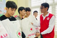 Trao 465 suất quà cho học sinh, hộ gia đình bị thiệt hại do bão lũ.