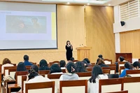 Thảo luận về kinh nghiệm đưa tiếng Anh thành ngôn ngữ thứ hai trong nhà trường