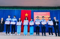 Trao thưởng cho học sinh đoạt giải trong Kỳ thi chọn học sinh giỏi quốc gia môn tiếng Anh.