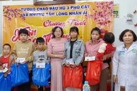 Trao quà "Xuân yêu thương" cho bệnh nhi ung thư máu