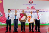 Đảng ủy phường Hoài Nhơn Bắc trao tặng Huy hiệu Đảng và kết nạp đảng viên mới