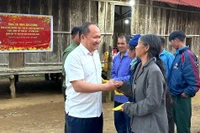 Phó Bí thư Thường trực Tỉnh ủy Rah Lan Chung thăm và tặng quà Tết ở thôn O2, xã Vĩnh Sơn