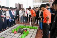 Gần 500 học sinh THCS tham gia Ngày hội FSchool TechXperience