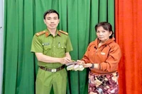 Công an xã Bình Dương hỗ trợ tìm và trả lại tài sản trị giá 280 triệu đồng bị đánh rơi cho người dân