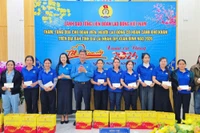 Phó Chủ tịch Tổng LĐLĐ Việt Nam Huỳnh Thanh Xuân trao 100 suất quà Tết cho đoàn viên, người lao động ở Gia Lai