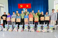 Gia Lai: Tặng 330 suất quà Tết cho người mù, người khuyết tật và hộ nghèo