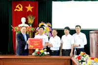 Phó Chủ tịch UBND tỉnh Dương Mah Tiệp thăm, chúc Tết các đơn vị phục vụ Tết Nguyên đán