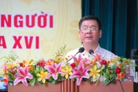 Các ứng cử viên đại biểu Quốc hội khóa XVI tiếp xúc cử tri vận động bầu cử