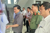 Phó Chủ tịch Thường trực HĐND tỉnh Trương Văn Đạt kiểm tra công tác bầu cử