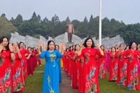 400 cán bộ, hội viên phụ nữ phường Pleiku đồng diễn dân vũ tại Quảng trường Đại Đoàn Kết