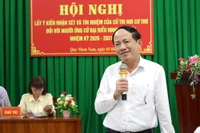 Lấy ý kiến nhận xét và tín nhiệm của cử tri nơi cư trú ứng cử đại biểu HĐND tỉnh đối với Chủ tịch UBND tỉnh Phạm Anh Tuấn.