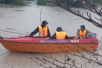 Kịp thời cứu hộ 11 người dân bị nước lũ cô lập tại phường Ayun Pa