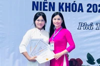 Cô học trò mồ côi Siu H’Suyn (bên trái). Ảnh: Trần Dung