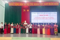 Chủ tịch UBND huyện Kông Chro Võ Nguyên Nam trao quyết định cho các thí sinh trúng tuyển. Ảnh: Thúy Ngọ