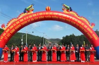 Các đại biểu cắt băng khánh thành dự án xây dựng tuyến đường tránh phía Nam thị trấn Phú Phong. Ảnh: Kiều Vy