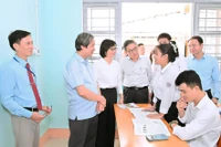 Bộ trưởng Bộ GD-ĐT cùng Đoàn công tác đã đến kiểm tra điều kiện tổ chức thi tại điểm thi Trường THPT Hoàng Hoa Thám (TP. Pleiku). Ảnh: Đ.T
