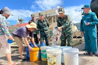 Bộ CHQS tỉnh Gia Lai triển khai cấp nước sạch, tặng quà cho nhân dân