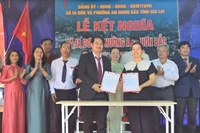 Đại diện chính quyền xã Ia Dơk và phường An Nhơn Bắc ký kết biên bản ghi nhớ tại lễ kết nghĩa diễn ra ở làng Ghè sáng 27-12.