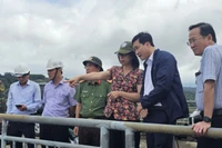 Phó Chủ tịch UBND tỉnh Nguyễn Thị Thanh Lịch kiểm tra tại hồ chứa Ka Nak. Ảnh: Đức Hải
